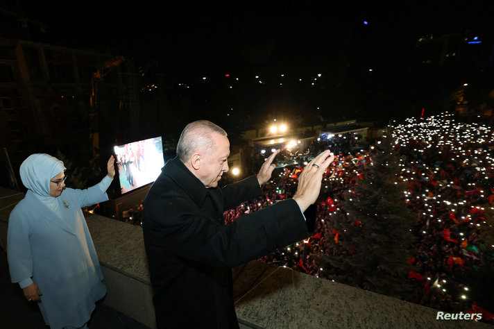 بدا إردوغان منتصرا عندما ظهر أمام حشد كبير من مؤيديه