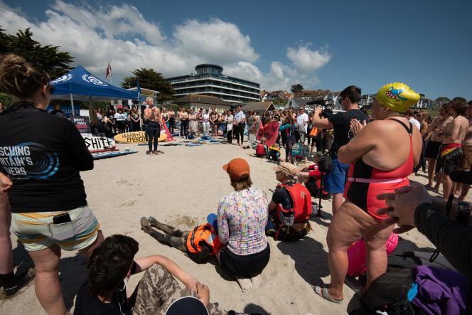 خلال مظاهرة نظمتها مجموعة الدفاع عن البيئة Surfers Against Sewage ، على شاطئ Gyllyngvase في فالماوث ، كورنوال ، المملكة المتحدة ، 20 مايو 2023.