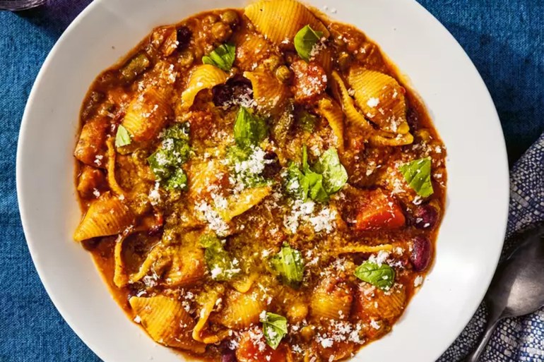 Moms-Minestrone-.-1701077276 المصدر https://www.eatingwell.com/