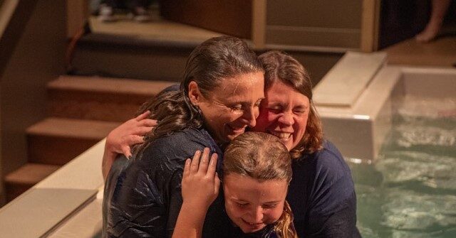 كنيسة SC تُعمِّد 141 شخصًا في يوم واحد