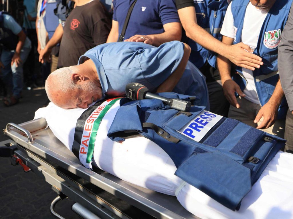 ميديا بارت: إسرائيل تسعى لقتل الصحفيين كي لا يوثقوا جرائمها
