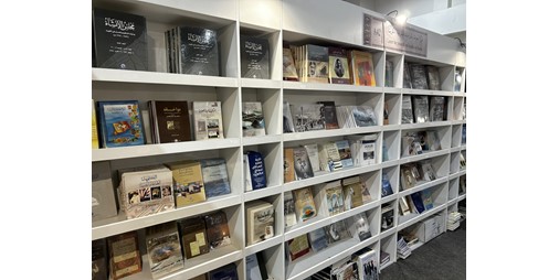 زوار من مختلف الفئات العمرية يتوافدون على أجنحة الكويت بمعرض القاهرة للكتاب