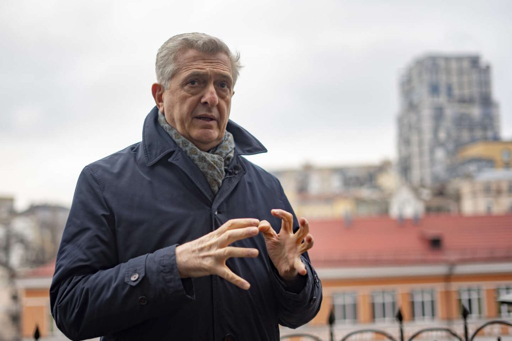 في أوكرانيا، “اضطر ما بين ثلاثة وأربعة ملايين شخص إلى مغادرة منازلهم التي دمرتها طائرة بدون طيار أو صاروخ”