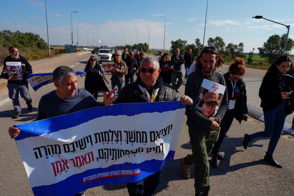 للمرة الثالثة.. متظاهرون يمنعون دخول المساعدات الإنسانية إلى غزة