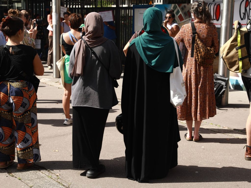 تعسف وتمييز.. انتقادات حظر العباءة في فرنسا تصل للأمم المتحدة