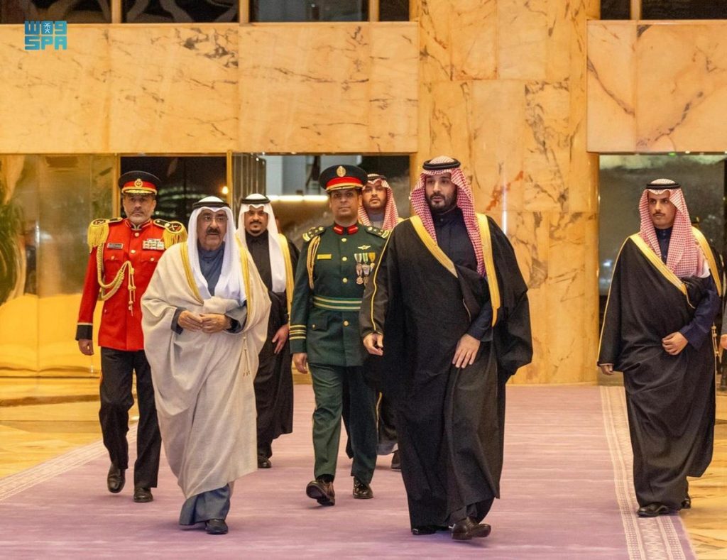 أمير الكويت يغادر الرياض وولي العهد في مقدمة مودعيه