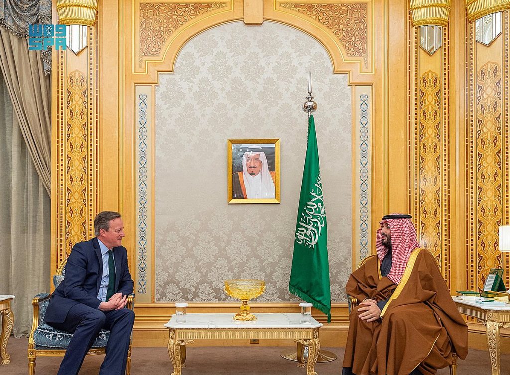 ولي العهد يبحث مجالات التعاون والمستجدات الإقليمية مع وزير الخارجية والتنمية البريطاني