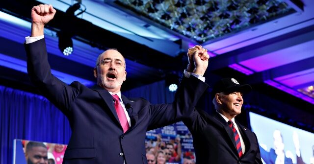 رئيس UAW يؤيد بايدن لكنه يعترف بأن “الطبقة العاملة تتألم”