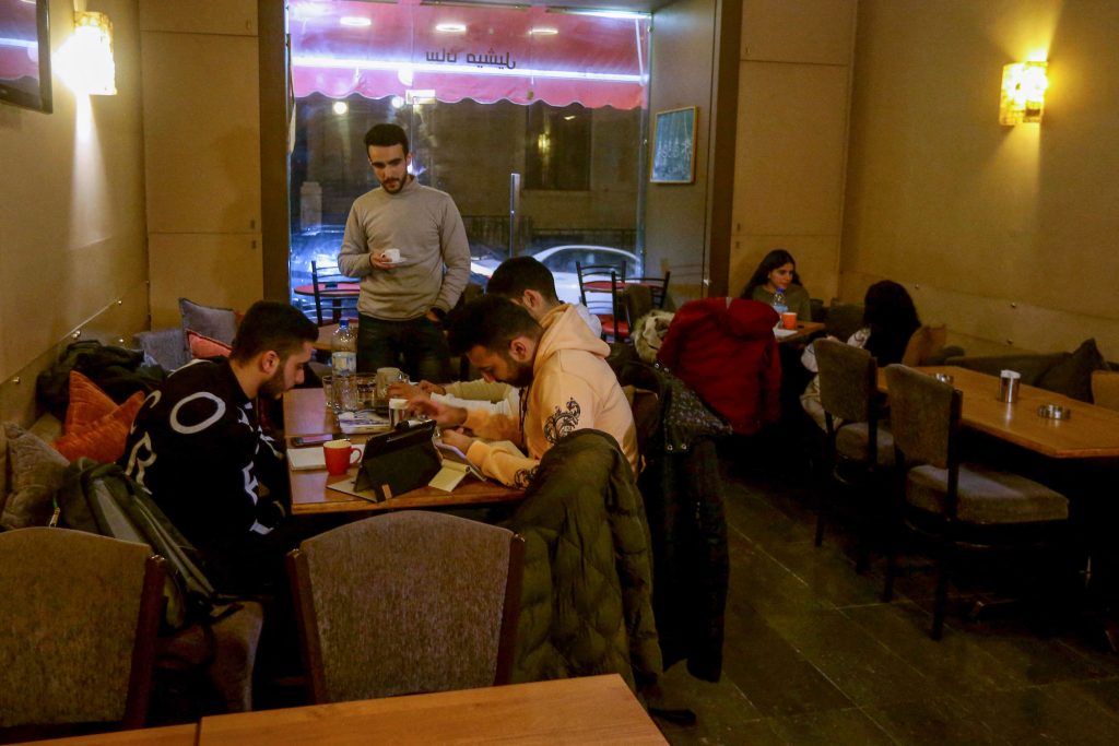 “مقاهي دمشق”.. أماكن “للعمل والدراسة” بظل أزمة الكهرباء