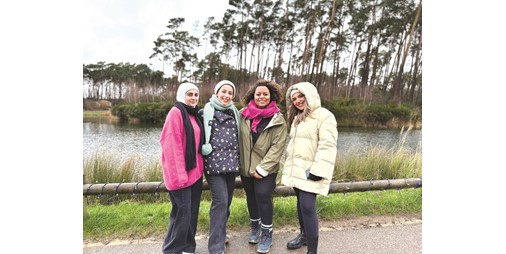 «لوياك» تنظّم رحلة للفتيات إلى بريطانيا