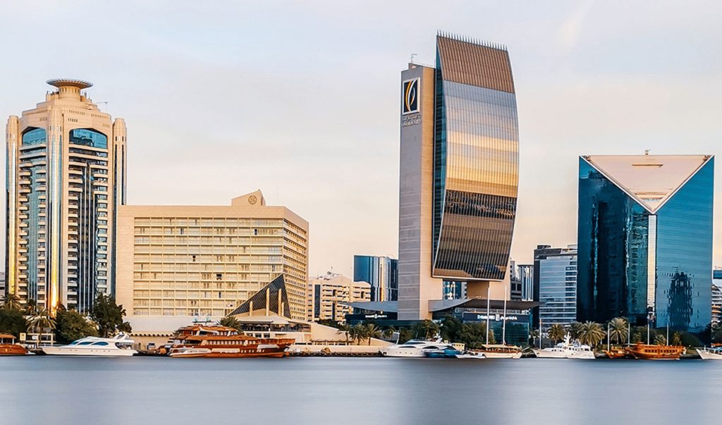 البنوك الإماراتية ستحافظ على ربحية قوية في 2024