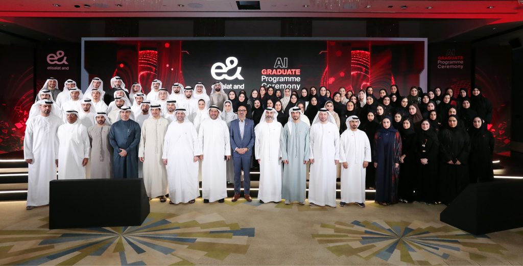 «إي آند» تحتفي بتخريج 80 مواطناً في برنامج الذكاء الاصطناعي