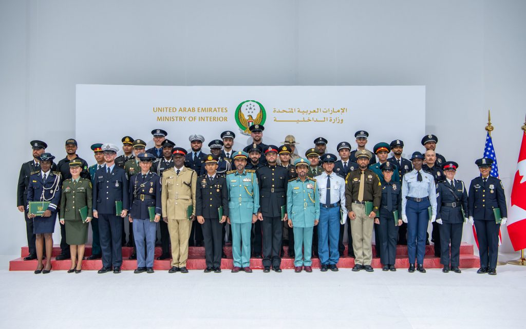 وكيل وزارة الداخلية يكرم الطلبة الموفدين من الدول الصديقة