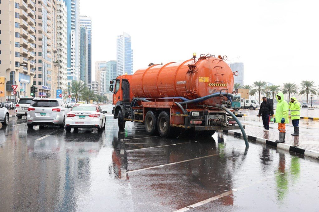 175 صهريجاً و120 محطة ضخ لسحب تجمعات الأمطار في الشارقة