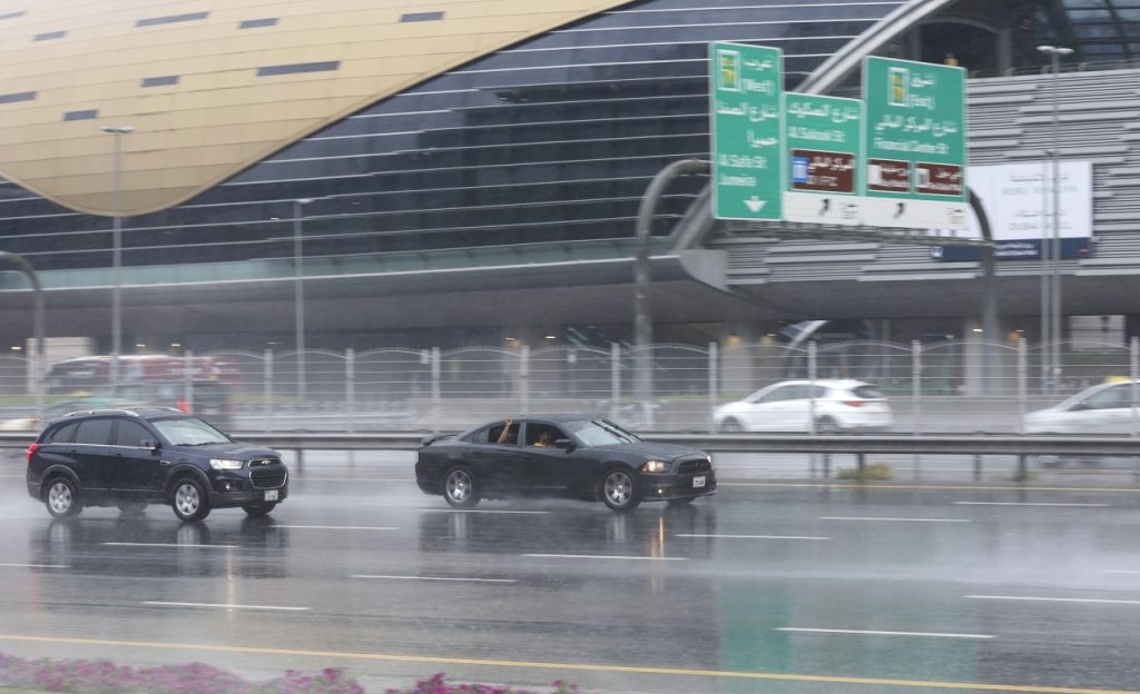 «جنود الميدان».. جهود جبارة لضمان انسيابية حركة السير