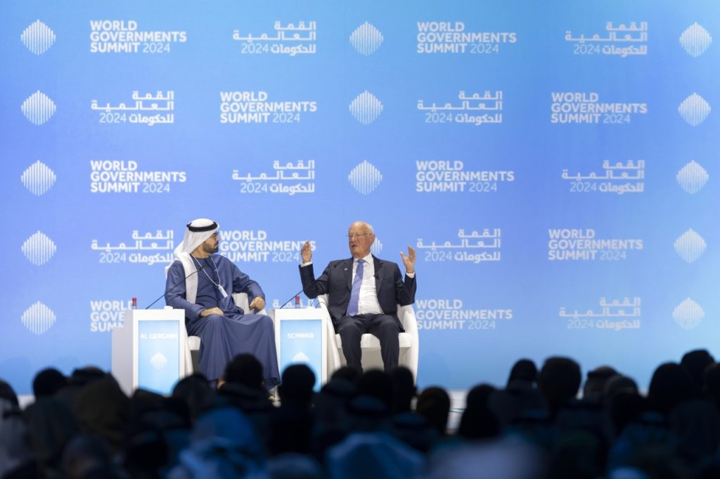 كلاوس شواب يؤكد الحاجة لأطر أخلاقية للذكاء الاصطناعي