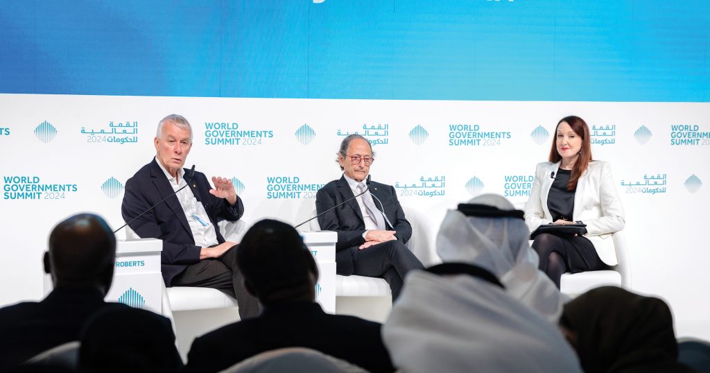 فائزان بـ«نوبل» يدعوان الحكومات لتوظيف الذكاء الاصطناعي في القرارات واستثمار الأجيال