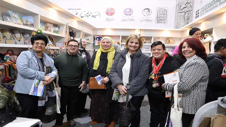 “سفيرات المحبة والسلام” يزرن جناحي “القومي للمرأة” بمعرض القاهرة الدولي للكتاب