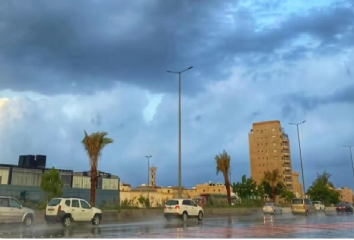 «الأرصاد» عن طقس السبت: أمطار رعدية مصحوبة برياح نشطة على عدة مناطق