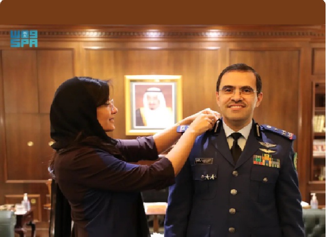 سفيرة المملكة لدى واشنطن تقلد الملحق العسكري بالسفارة رتبته الجديدة