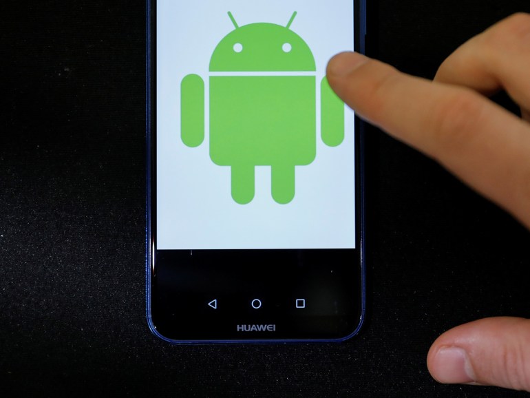 Android logo is displayed on a Huawei smartphone in this illustration picture May 20, 2019. REUTERS/Marko Djurica/Illustration