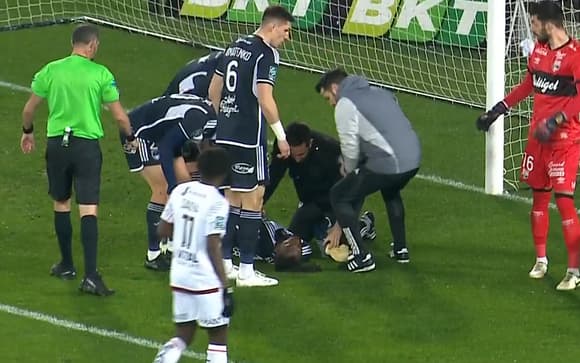 فيديو.. لاعب يدخل في غيبوبة بعد 40 ثانية من انطلاق مباراة فريقه بفرنسا
