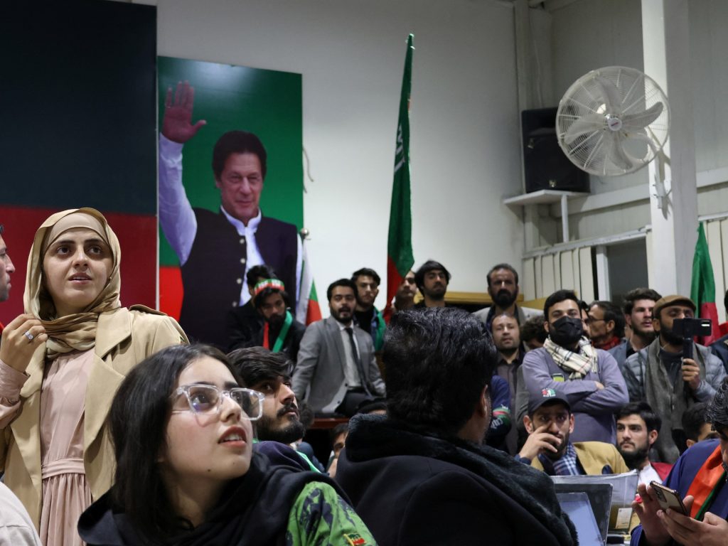 عمران خان.. هل يخرج من السجن ويحكم باكستان؟