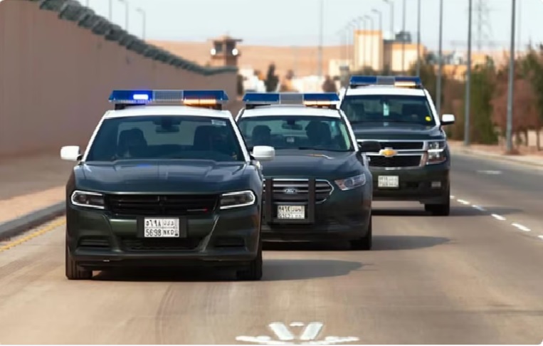 دوريات الأمن بالقصيم تقبض على شخصين لترويجهما الإمفيتامين المخدر
