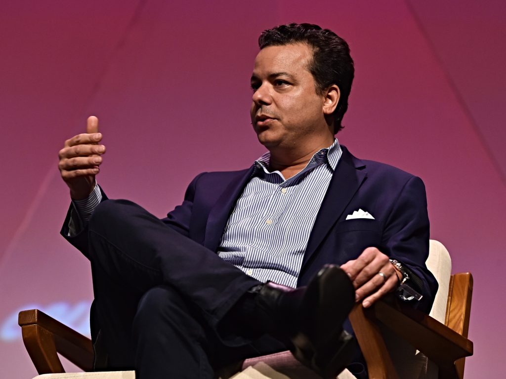 مذيع سي إن إن السابق جون أفلون يعلن ترشحه للكونغرس