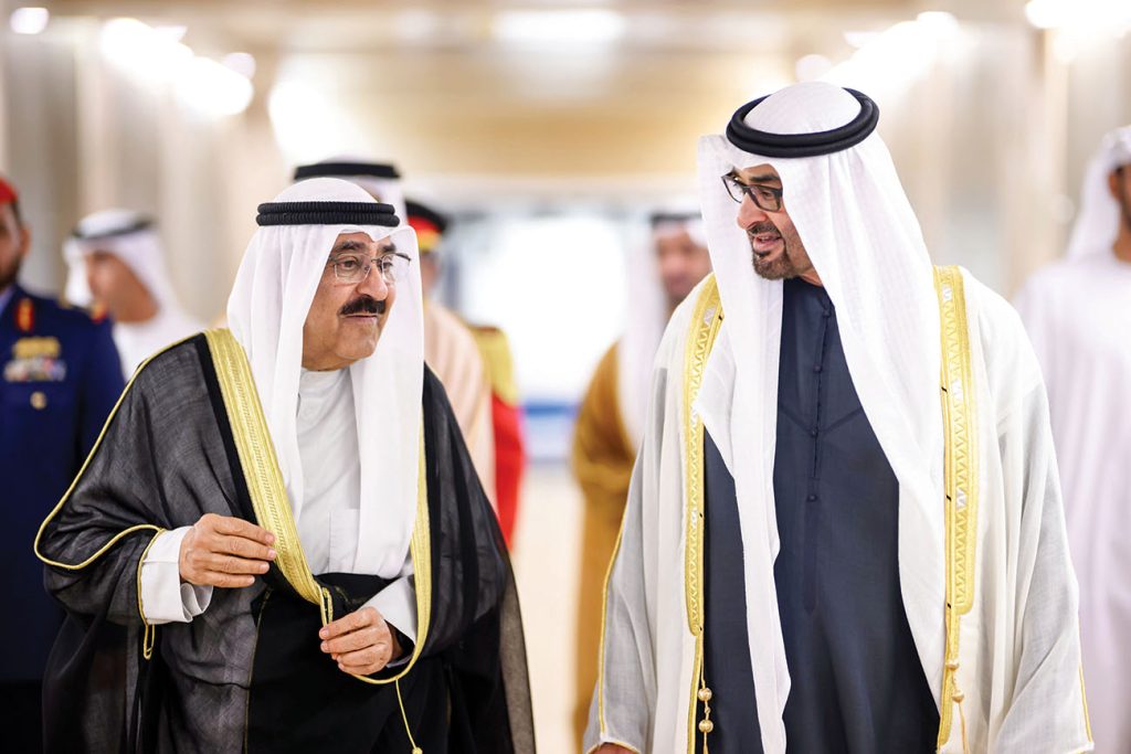 محمد بن زايد ومشعل الأحمد يؤكدان أهمية دعم العمل الخليجي المشترك في ظل التحديات التي تشهدها المنطقة والعالم