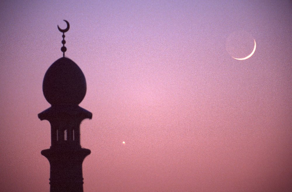 مركز الفلك الدولي: تحري هلال شهر رمضان المبارك في غالبية الدول الإسلامية غداً