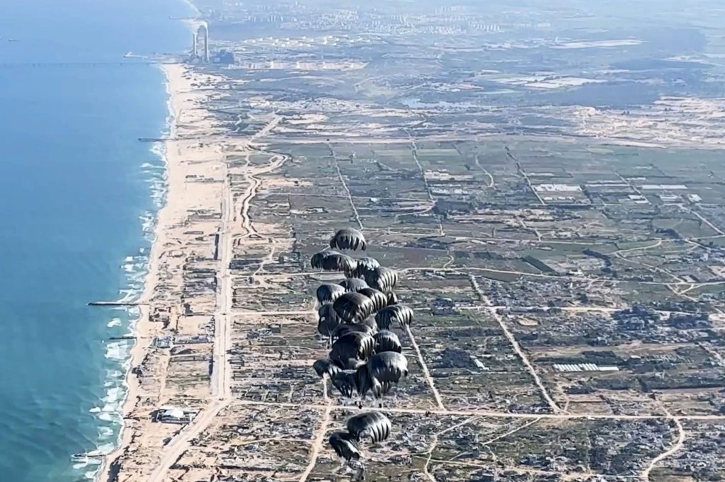 الإمارات ومصر تنفذان الإسقاط الجوي الثامن للمساعدات الإنسانية شمال قطاع غزة