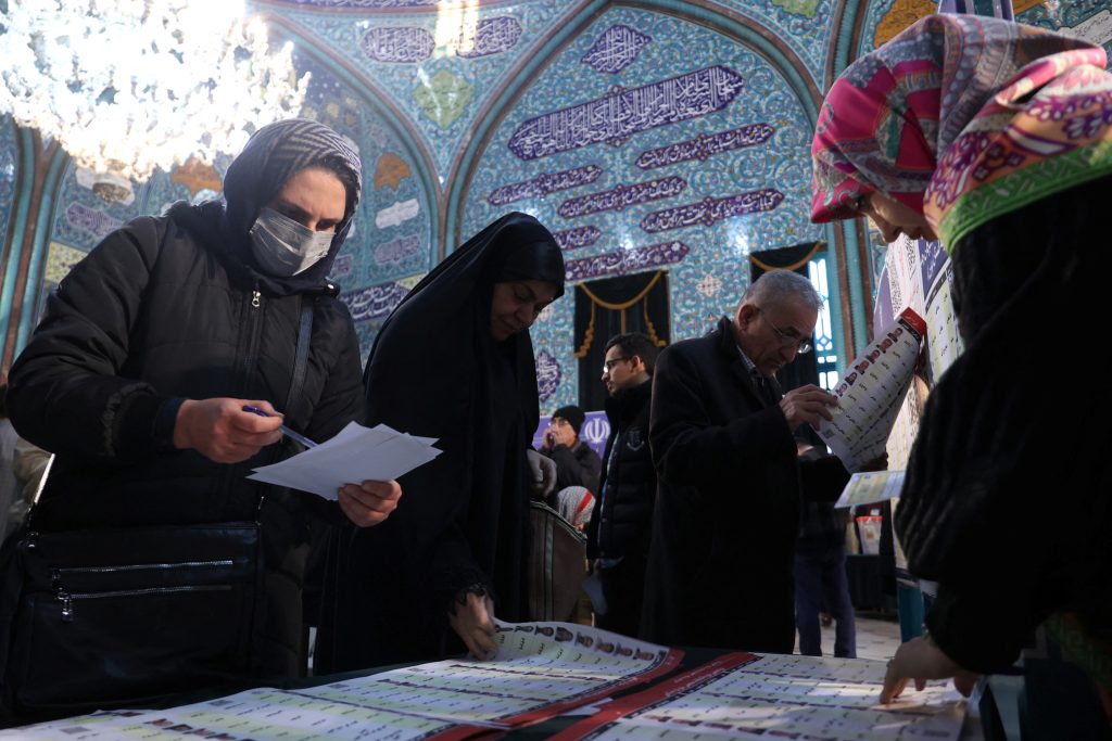 الانتخابات الإيرانية.. نسبة المشاركة تنخفض إلى مستوى قياسي مع إغلاق صناديق الاقتراع