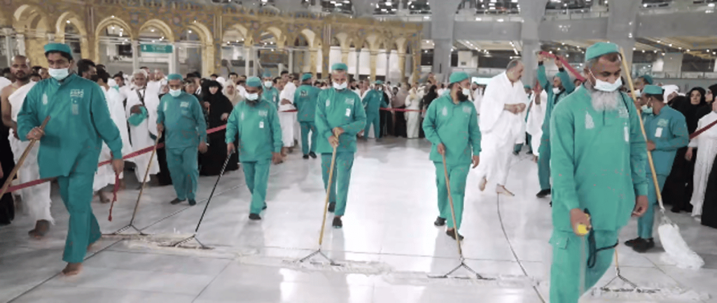 مسؤول: 4 آلاف عامل يعملون على نظافة المسجد الحرام ويعطرونه بـ 3 آلاف لتر يوميًا