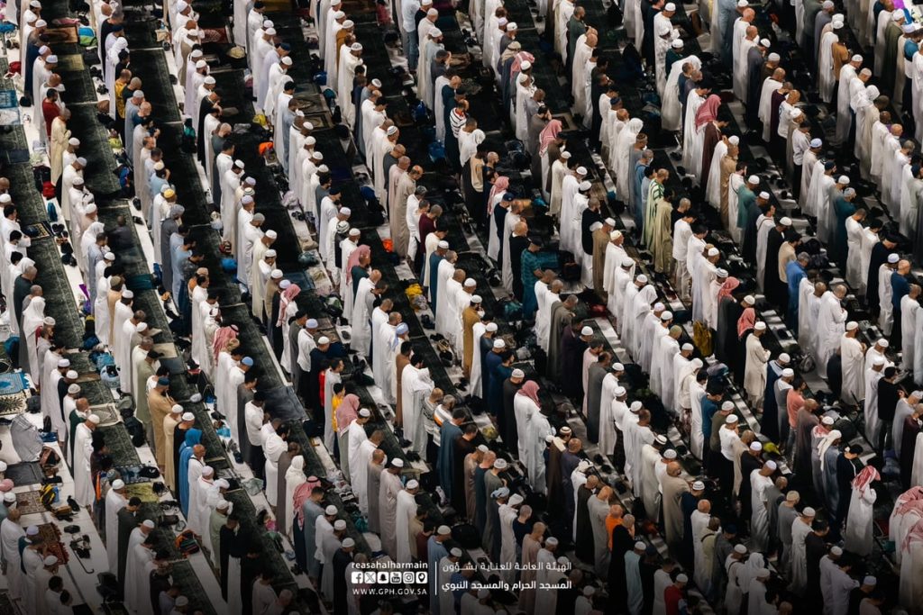 الليلة الثانية من رمضان .. جموع المصلين يؤدون صلاة التراويح بالمسجد الحرام