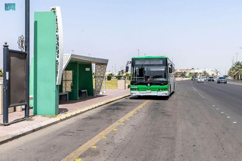 حافلات المدينة تبدأ خدمة نقل الزائرين والأهالي الي المسجد النبوي ومسجد قباء