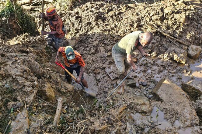 أشخاص يبحثون بين الحطام في موقع انهيار أرضي في مقاطعة إنجا، بابوا غينيا الجديدة، 27 مايو 2024.