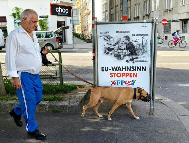 ملصق انتخابي لحزب الحرية النمساوي (FPÖ)، يُظهر رسمًا لأورسولا فون دير لاين وفولوديمير زيلينسكي يقبلان بعضهما البعض، مع نقش “أوقفوا جنون الاتحاد الأوروبي”، 6 مايو 2024، في فيينا.