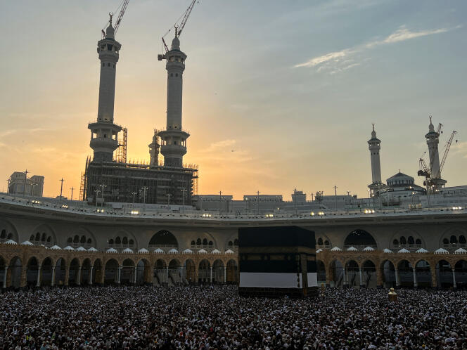 حجاج مسلمون يدورون حول الكعبة أثناء قيامهم بالطواف في المسجد الحرام، أثناء الحج، في مكة، المملكة العربية السعودية، 18 يونيو 2024.