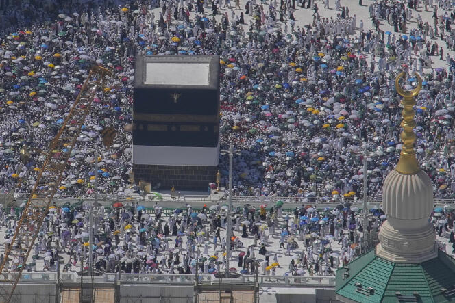 حجاج مسلمون بالقرب من الكعبة، المبنى المكعب للمسجد الحرام، أثناء أداء فريضة الحج، مكة، المملكة العربية السعودية، 17 يونيو 2024.