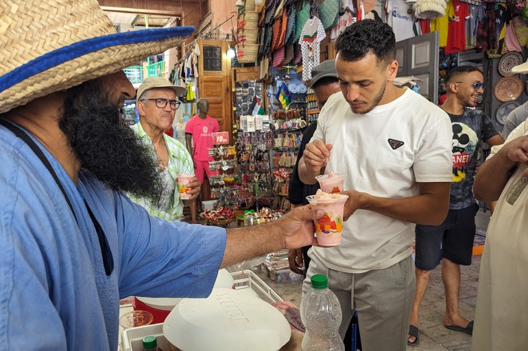 عبد الغني بلوط/ مدينة مراكش/ يقبل أهل مراكش على المرطبات (فواكه، حليب رائب مثلج، ) خلال فصل الصيف