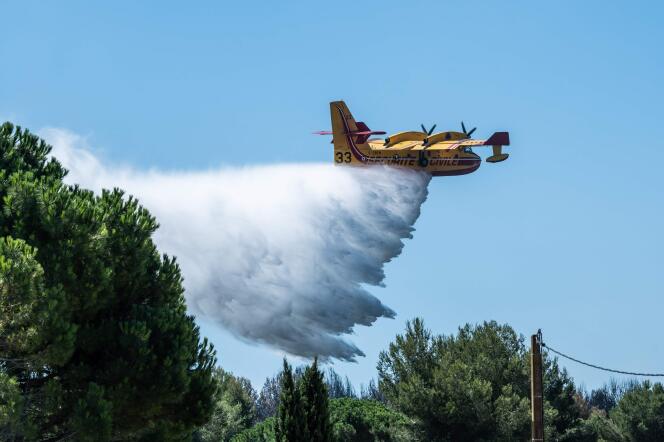 طائرة تابعة لشركة Canadair تسقط الماء على حريق غابة اندلع في قرية لا كورون (بوش دو رون)، 5 أغسطس 2020.