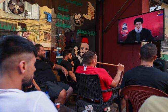 لبنانيون يستمعون إلى الخطاب المتلفز لزعيم حزب الله حسن نصر الله في مقهى بحي الشياح بالضاحية الجنوبية لبيروت، في 25 أغسطس 2024.