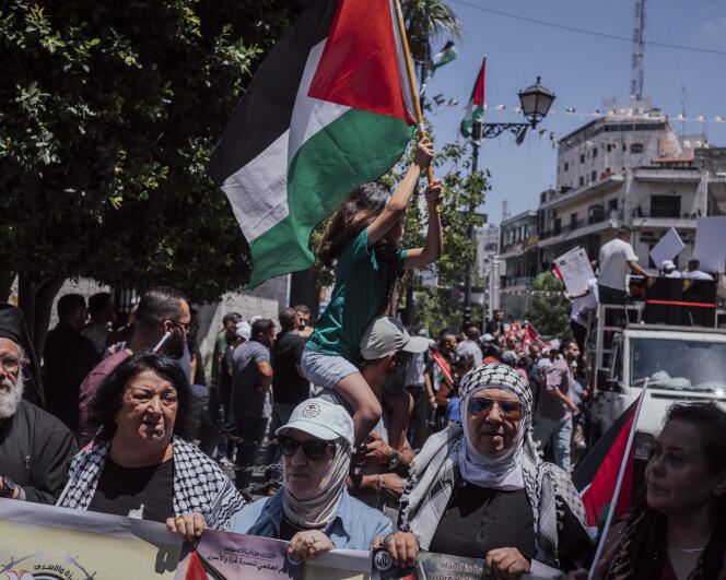 عدة مئات من الفلسطينيين يتظاهرون في وسط مدينة رام الله لدعم الأسرى الفلسطينيين وسكان غزة، في رام الله، الضفة الغربية، 3 أغسطس، 2024.