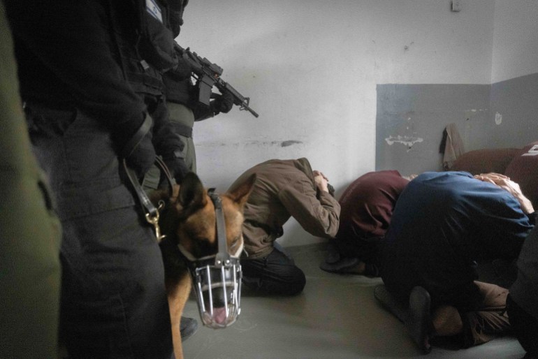 Members of the Keter unit, an Israeli Prison Service response unit, seen during an operation at a prison in southern Israel, February 14, 2024. (Chaim Goldberg/Flash90) credit : Israeli Press photographers