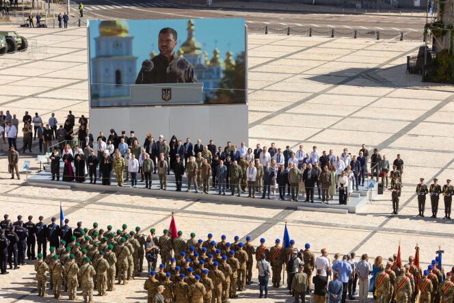 في هذه الصورة، التي التقطتها ووزعتها الخدمة الصحفية الرئاسية الأوكرانية في 24 أغسطس 2024، يلقي الرئيس الأوكراني فولوديمير زيلينسكي خطابًا بمناسبة عيد الاستقلال الثالث والثلاثين للبلاد، في ميدان آيا صوفيا في كييف.