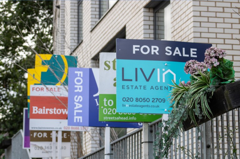 Croydon , London United Kingdom - 07 20 2023 : estate agents for sale and to let signs in Croydon , advertising houses and accommodations شترستوك