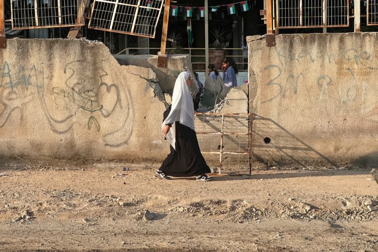 صورة٥_فاطمة محمود جنين فلسطين الجزيرة نت_ طالبات يتوجهن الى مدارسهم في جنين والتي طالها الدمار الاسرائيلي_