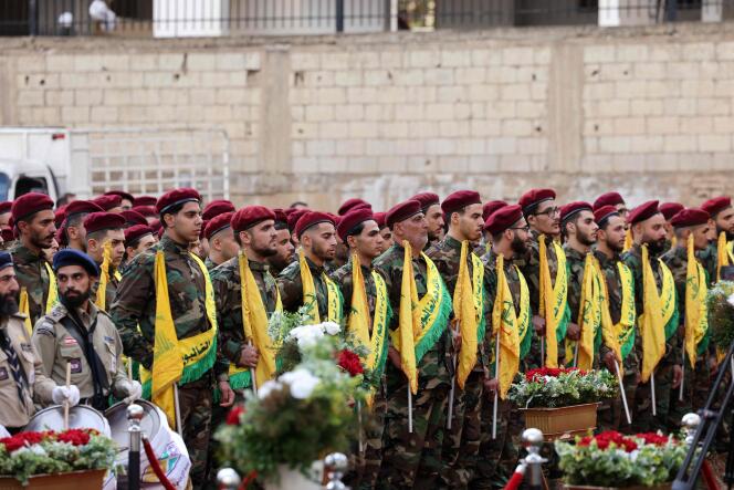 مقاتلو حزب الله خلال تشييع قتلى لبنان بانفجار جهاز النداء الخاص بهم في 17 سبتمبر، في الضاحية الجنوبية لبيروت، 18 سبتمبر 2024.  