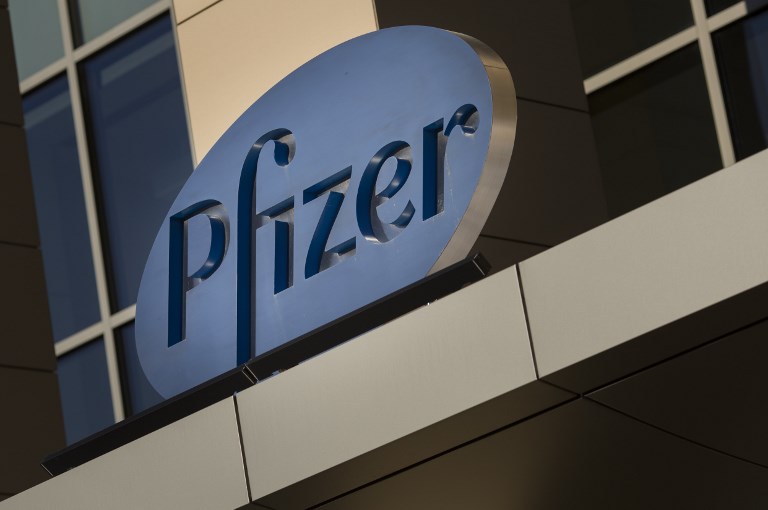 شعار شركة Pfizer على أحد فروعها في ماساتشوستس